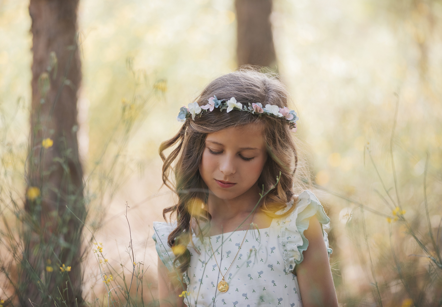 Chica con diadema de flores en el campo